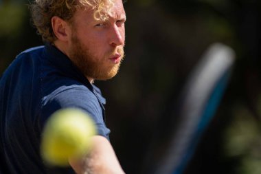 Amatör tenisçi Melbourne, Avustralya 'da çimlerin üzerinde tenis oynuyor. 