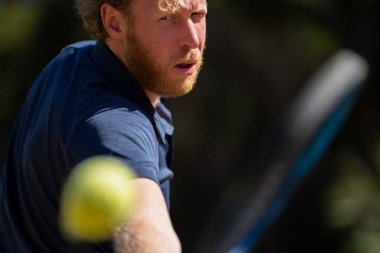 Amatör tenisçi Melbourne, Avustralya 'da çimlerin üzerinde tenis oynuyor. 