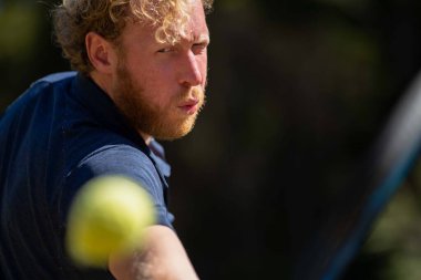 Amatör tenisçi Melbourne, Avustralya 'da çimlerin üzerinde tenis oynuyor. 