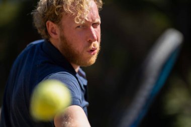Amatör tenisçi Melbourne, Avustralya 'da çimlerin üzerinde tenis oynuyor. 