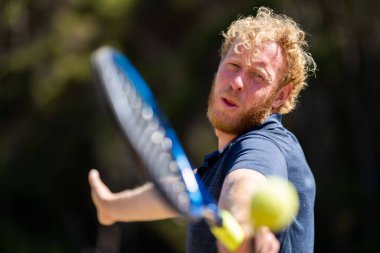 Amatör bir turnuvada tenis oynuyor ve Halle Almanya 'da çimlerde maç yapıyor.