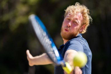 Amatör bir turnuvada tenis oynuyor ve Halle Almanya 'da çimlerde maç yapıyor.