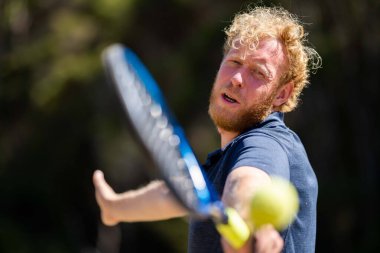 Amatör bir turnuvada tenis oynuyor ve Halle Almanya 'da çimlerde maç yapıyor.