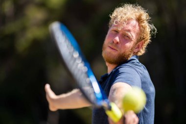 Amatör bir turnuvada tenis oynuyor ve Halle Almanya 'da çimlerde maç yapıyor.
