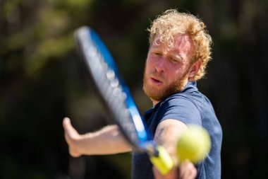 Amatör bir turnuvada tenis oynuyor ve Halle Almanya 'da çimlerde maç yapıyor.