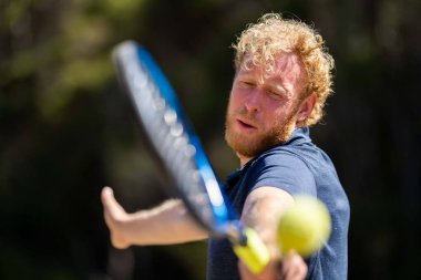 Amatör bir turnuvada tenis oynuyor ve Halle Almanya 'da çimlerde maç yapıyor.