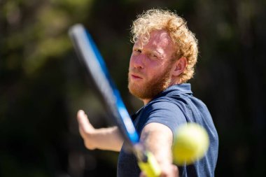 Amatör bir turnuvada tenis oynuyor ve Halle Almanya 'da çimlerde maç yapıyor.