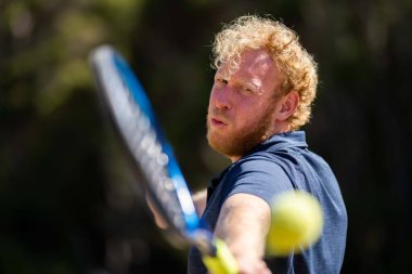 Amatör bir turnuvada tenis oynuyor ve Halle Almanya 'da çimlerde maç yapıyor.