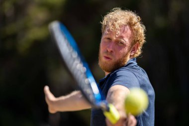 Amatör bir turnuvada tenis oynuyor ve Halle Almanya 'da çimlerde maç yapıyor.