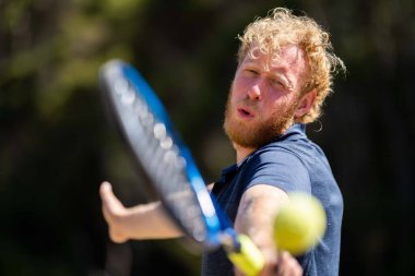 Amatör bir turnuvada tenis oynuyor ve Halle Almanya 'da çimlerde maç yapıyor.