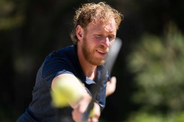 Amatör bir turnuvada tenis oynuyor ve Halle Almanya 'da çimlerde maç yapıyor.