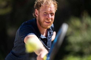Amatör bir turnuvada tenis oynuyor ve Halle Almanya 'da çimlerde maç yapıyor.