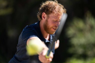 Amatör bir turnuvada tenis oynuyor ve Halle Almanya 'da çimlerde maç yapıyor.