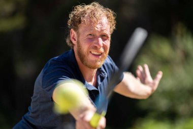 Amatör bir turnuvada tenis oynuyor ve Halle Almanya 'da çimlerde maç yapıyor.