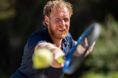 Amatör bir turnuvada tenis oynuyor ve Halle Almanya 'da çimlerde maç yapıyor.