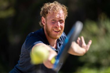Amatör bir turnuvada tenis oynuyor ve Halle Almanya 'da çimlerde maç yapıyor.