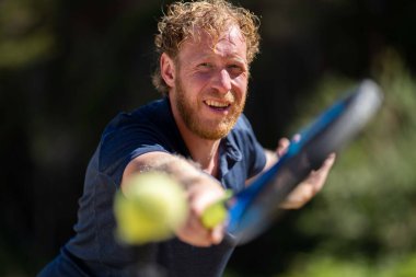 Amatör bir turnuvada tenis oynuyor ve Halle Almanya 'da çimlerde maç yapıyor.