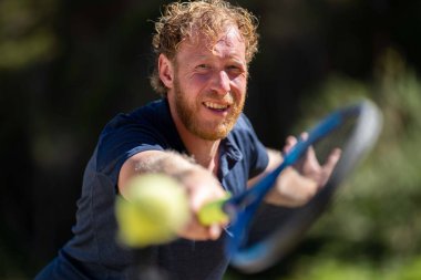 Amatör bir turnuvada tenis oynuyor ve Halle Almanya 'da çimlerde maç yapıyor.