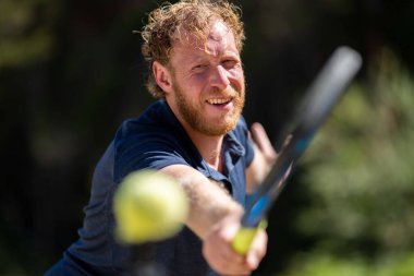 Amatör bir turnuvada tenis oynuyor ve Halle Almanya 'da çimlerde maç yapıyor.