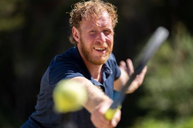 Amatör bir turnuvada tenis oynuyor ve Halle Almanya 'da çimlerde maç yapıyor.