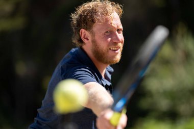 Amatör bir turnuvada tenis oynuyor ve Halle Almanya 'da çimlerde maç yapıyor.