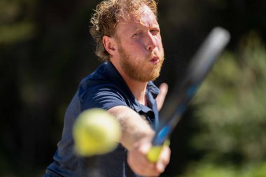 Amatör bir turnuvada tenis oynuyor ve Halle Almanya 'da çimlerde maç yapıyor.