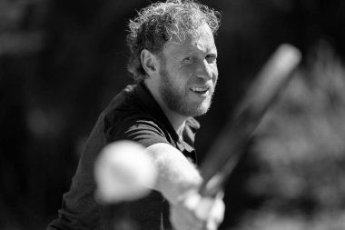 Amatör bir turnuvada tenis oynuyor ve Halle Almanya 'da çimlerde maç yapıyor.