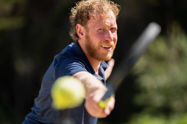 Amatör bir turnuvada tenis oynuyor ve Halle Almanya 'da çimlerde maç yapıyor.