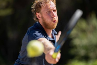 Amatör bir turnuvada tenis oynuyor ve Halle Almanya 'da çimlerde maç yapıyor.