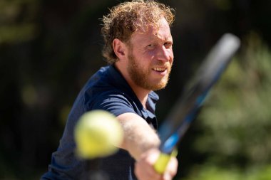 Amatör bir turnuvada tenis oynuyor ve Halle Almanya 'da çimlerde maç yapıyor.