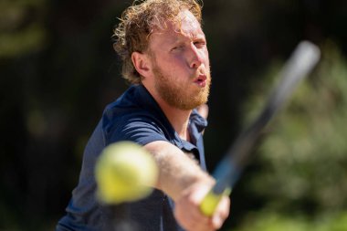 Amatör bir turnuvada tenis oynuyor ve Halle Almanya 'da çimlerde maç yapıyor.