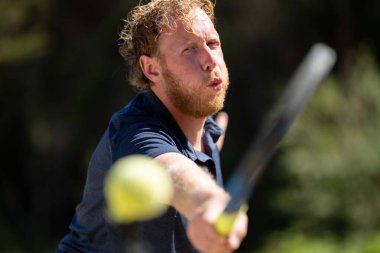 Amatör bir turnuvada tenis oynuyor ve Halle Almanya 'da çimlerde maç yapıyor.