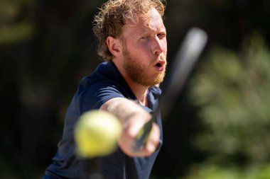 Amatör bir turnuvada tenis oynuyor ve Halle Almanya 'da çimlerde maç yapıyor.