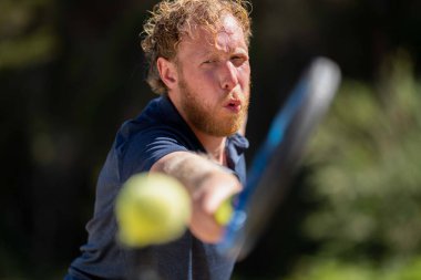 Amatör bir turnuvada tenis oynuyor ve Halle Almanya 'da çimlerde maç yapıyor.