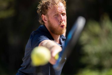 Amatör bir turnuvada tenis oynuyor ve Halle Almanya 'da çimlerde maç yapıyor.