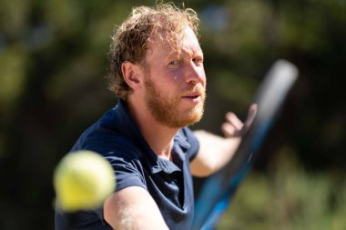 Amatör bir turnuvada tenis oynuyor ve Halle Almanya 'da çimlerde maç yapıyor.