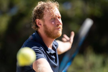 Amatör bir turnuvada tenis oynuyor ve Halle Almanya 'da çimlerde maç yapıyor.