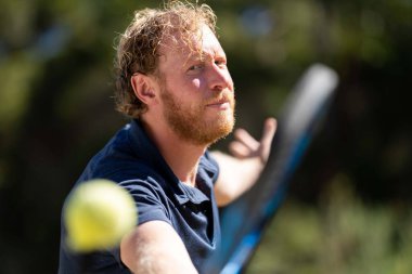 Amatör bir turnuvada tenis oynuyor ve Halle Almanya 'da çimlerde maç yapıyor.