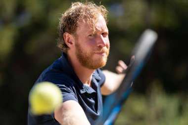 Amatör bir turnuvada tenis oynuyor ve Halle Almanya 'da çimlerde maç yapıyor.