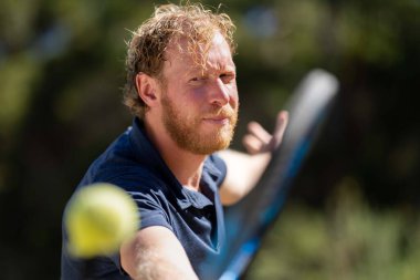 Amatör bir turnuvada tenis oynuyor ve Halle Almanya 'da çimlerde maç yapıyor.