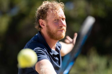 Amatör bir turnuvada tenis oynuyor ve Halle Almanya 'da çimlerde maç yapıyor.