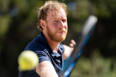 Amatör bir turnuvada tenis oynuyor ve Halle Almanya 'da çimlerde maç yapıyor.