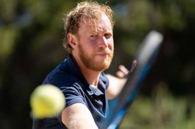 Amatör bir turnuvada tenis oynuyor ve Halle Almanya 'da çimlerde maç yapıyor.