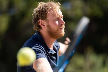 Amatör bir turnuvada tenis oynuyor ve Halle Almanya 'da çimlerde maç yapıyor.