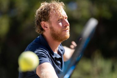 Amatör bir turnuvada tenis oynuyor ve Halle Almanya 'da çimlerde maç yapıyor.
