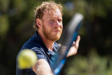 Amatör bir turnuvada tenis oynuyor ve Halle Almanya 'da çimlerde maç yapıyor.