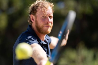 Amatör bir turnuvada tenis oynuyor ve Halle Almanya 'da çimlerde maç yapıyor.