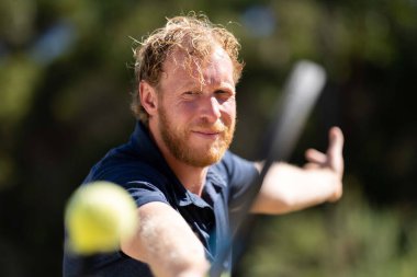 Amatör bir turnuvada tenis oynuyor ve Halle Almanya 'da çimlerde maç yapıyor.