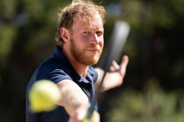 Amatör bir turnuvada tenis oynuyor ve Halle Almanya 'da çimlerde maç yapıyor.