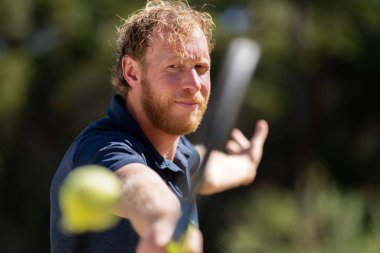 Amatör bir turnuvada tenis oynuyor ve Halle Almanya 'da çimlerde maç yapıyor.